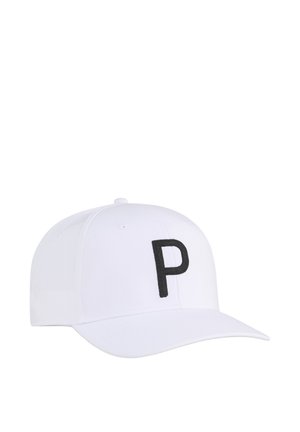 Weiße Baseballkappe mit gebogenem Schirm und einem großen schwarzen Buchstaben "P" auf dem Frontpanel bestickt.