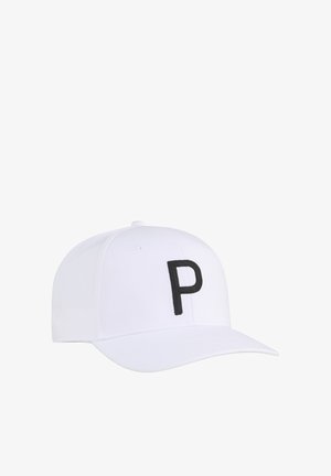 Witte baseballpet met een gebogen klep en een grote zwarte letter "P" geborduurd op het voorpaneel.