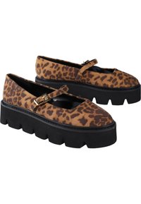 Zapatos de plataforma con estampado de leopardo y textura aterciopelada, con una correa estilo Mary Jane y una gruesa suela de goma negra.