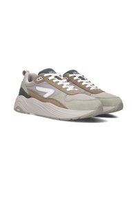 Beige en groene sport sneakers met een mix van suede en mesh materialen, witte veters en een opvallend wit logo aan de zijkant.