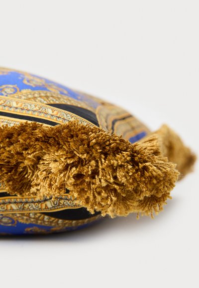 Modni modri vzglavnik z zlatimi in črnimi poudarki. Puhast, teksturiran rob z zlatim frfotavim trakom. Okrogla oblika, živahne barve.