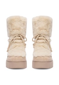 Botine din blană artificială bej, cu o textură moale, o formă rotundă și un sistem de închidere cu șiret. Prezintă un detaliu din gamă de piele întoarsă și o talpă plată, texturată.