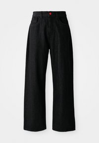 Svarte denim vide bukser med høy midje, med to frontlommer og en distinkt rød knapp i lukningen. Glatt tekstur.