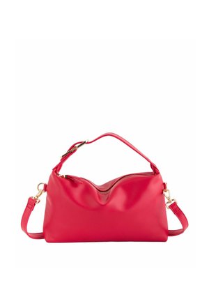 Sac à main en cuir souple rouge avec poignée supérieure réglable et bandoulière détachable, ferrures dorées, et compartiment principal zippé.