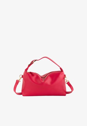 Sac à main en cuir souple rouge avec poignée supérieure réglable et bandoulière détachable, ferrures dorées, et compartiment principal zippé.