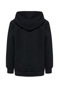 Sort hættetrøje set bagfra med lange ærmer og hvid dekorativ tape langs armene.