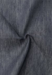 Tessuto a motivo a spina di pesce di un blu navy scuro con una leggera lucentezza. La consistenza liscia e il design tessuto creano un aspetto strutturato.