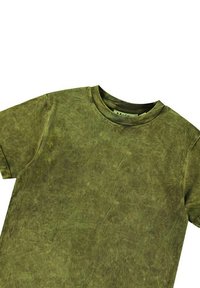 Olivengrøn kortærmet T-shirt lavet af struktureret stof, med rund halsudskæring og et let slidt udseende.