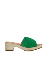 Sandal in suede verde con tacco basso a blocco, caratterizzato da una fascia larga e una suola platform testurizzata di colore chiaro.