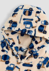 Fleece-hættejakke med en lys beige baggrund og mønstre af blå og brune traktorer samt byggepladsmaskiner. Blød, plysset tekstur med hætte.