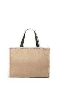 Borsa tote beige con rifinitura in pelliccia morbida e texturizzata e manici neri robusti. Forma rettangolare con bordi cuciti, design minimalista.