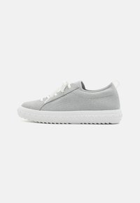Sneaker in rete grigio con lacci bianchi e una suola in gomma bianca testurizzata, caratterizzata da un delicato motivo logo attorno al bordo della suola.