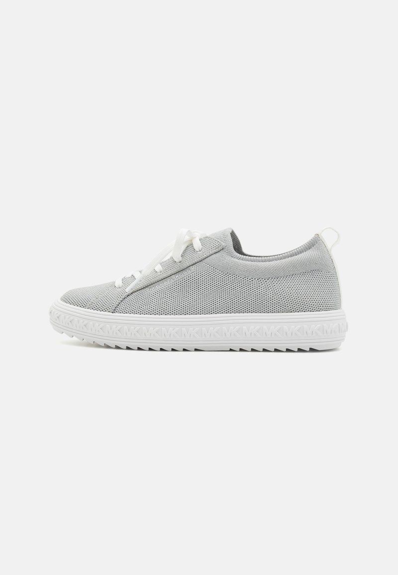 Sneaker in rete grigio con lacci bianchi e una suola in gomma bianca testurizzata, caratterizzata da un delicato motivo logo attorno al bordo della suola.