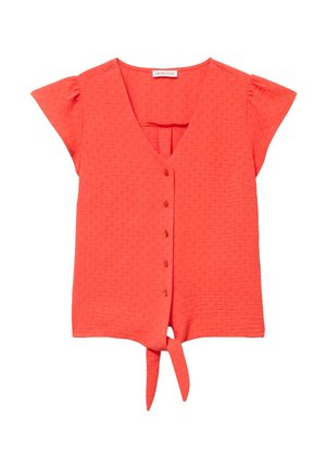 Blusa coral de manga corta con tejido texturizado, cuello en V, cinco botones al frente y un nudo decorativo en el dobladillo frontal.