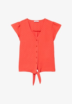 Blusa coral de manga corta con tejido texturizado, cuello en V, cinco botones al frente y un nudo decorativo en el dobladillo frontal.