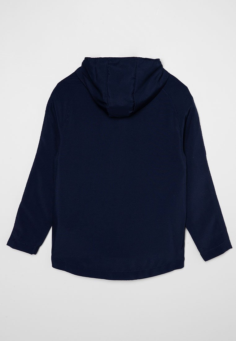 Navy blauwe hoodie met lange mouwen en een licht gebogen zoom. Gemaakt van zachte stof, met een eenvoudig, effen ontwerp.