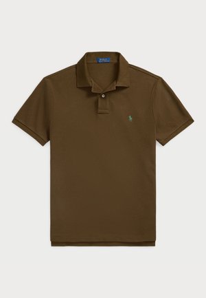 Pólo castanho feito de tecido texturizado, com um fecho de dois botões, mangas curtas e um pequeno logótipo verde no lado esquerdo do peito.