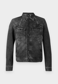 Chaqueta de mezclilla negra desgastada con cierre frontal de botones, dos bolsillos en el pecho con solapa y botón, bolsillos laterales y cuello clásico.