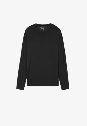 Camisa negra de manga larga hecha de suave material de seda, con un escote redondo y un corte relajado, con detalles de costura mínimos.