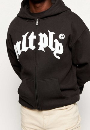 Schwarze Zip-Hoodie mit einem großen weißen Grafiktext auf der Vorderseite, mit Kängurutaschen und verstellbarem Kapuzenzug.