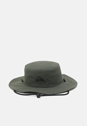 Chapeau boonie vert olive avec une large bordure, une sangle de menton réglable noire et un logo brodé noir à l'avant.