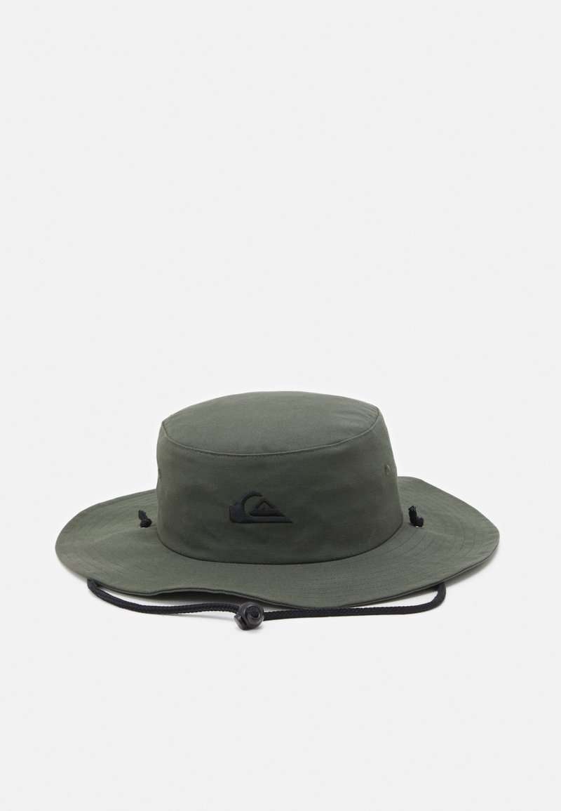Chapeau boonie vert olive avec une large bordure, une sangle de menton réglable noire et un logo brodé noir à l'avant.