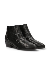 Botas de cuero negras hasta el tobillo con tacones bajos, puntas afiladas, paneles texturizados y tachuelas decorativas plateadas en un patrón de inspiración western.