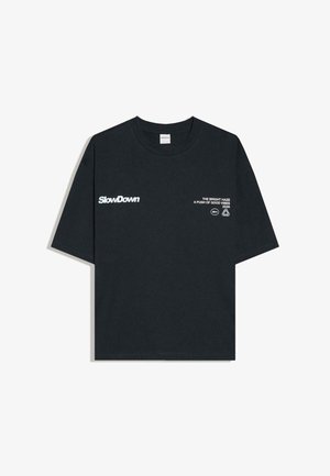 T-shirt noir à manches courtes avec le texte blanc "SlowDown" à gauche et "THE BRIGHT HAZE A PUSH OF GOOD VIBES 2026" sur la poitrine droite.