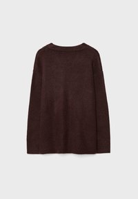 Pull en laine marron foncé à manches longues avec un col rond, présenté de dos sur un fond uni gris clair.
