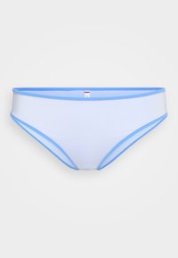 Fehér bikini alj világoskék szegéllyel. Simább tapintású és alacsony derékú kialakítással rendelkezik. Nincsenek látható minták vagy fém részletek.