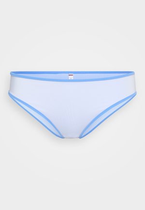 Bijela bikini donica s svijetloplavim detaljima. Ima glatku teksturu i nisku siluetu. Nema vidljivih uzoraka ili metalnih detalja.