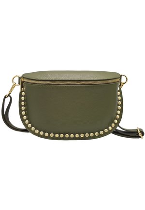 Sac bandoulière en cuir vert olive avec des clous dorés le long du bord, une fermeture éclair dorée et une sangle noire réglable avec des finitions dorées.