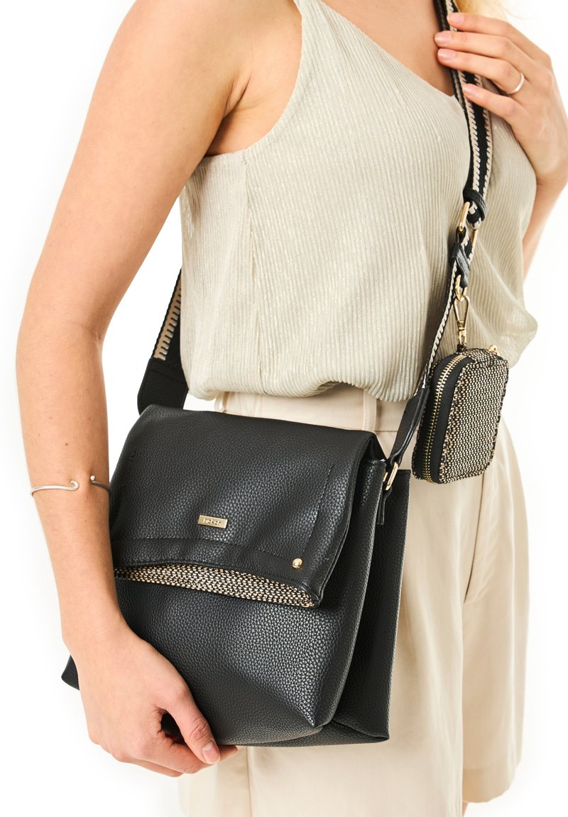 Borsa a tracolla in pelle nera texture con una tasca con zip accentuata da dettagli dorati e una piccola pochette staccabile, dotata di una tracolla regolabile e resistente.