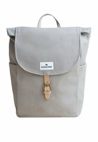 Zaino in tela grigia con chiusura a patta, dettaglio in pelle con fibbia, patch logo frontale e tasche laterali per ulteriore spazio di archiviazione.