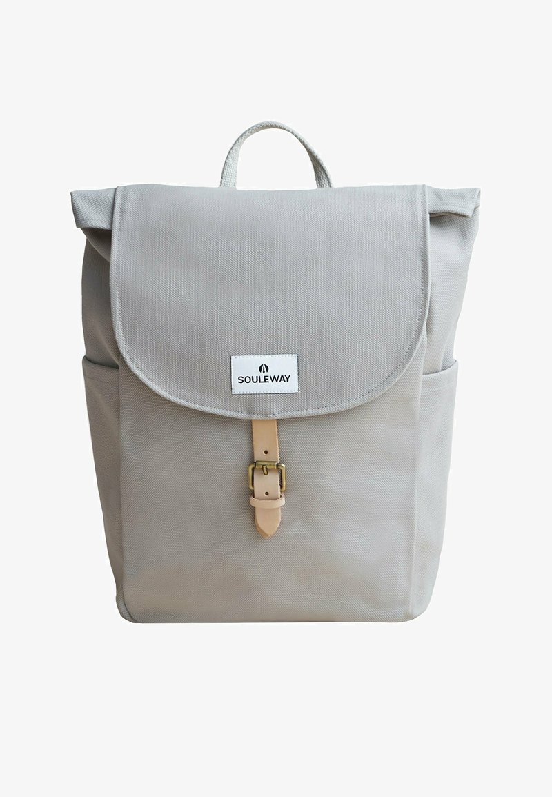Šedý plátěný batoh s klopou, koženým popruhem a detailním sponou, přední nášivkou s logem a bočními kapsami pro další uložení.
