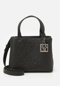 Sac à main noir avec motif de logo en relief, poignées courtes et bandoulière ajustable. Dispose d'un accent logo métallique.
