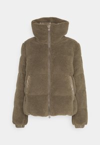 Olivově zelená bunda s fleecovou podšívkou, vysokým límcem, zapínáním na zip a lesklými látkovými akcenty na ramenou a kapsách. Prošívaný design.