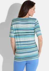 Kurzarmoberteil mit horizontalen Streifen in Blau- und Grüntönen, aus leichtem Stoff mit lockerer Passform und rundem Ausschnitt.