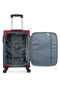 Maleta roja con interior gris. Diseño de dos secciones, correas ajustables para asegurar los objetos y Mango retráctil en la parte superior. Cuatro ruedas para mayor movilidad.