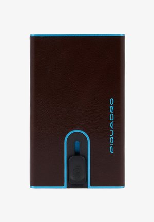 Braune Lederbrieftasche mit blauen Akzenten, mit einem einzigartigen Ausschnitt-Design und einem schwarzen Knopfverschluss. Der Text „PIQUADRO“ ist deutlich sichtbar.