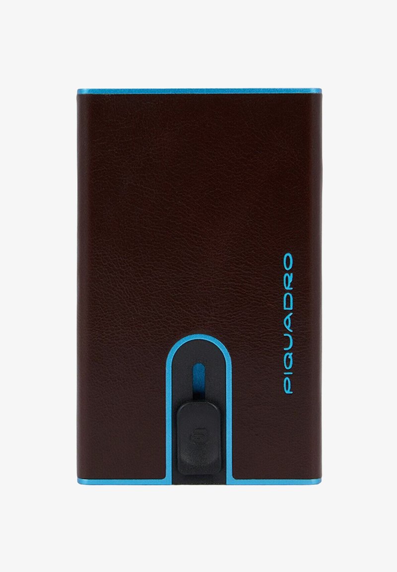 Cartera de cuero marrón con detalles azules, presenta un diseño exclusivo con recortes y un cierre de botón negro. Texto "PIQUADRO" mostrado de forma prominente.