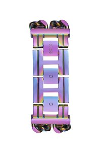 Bracelet en métal avec finition iridescente, présentant des maillons rectangulaires interconnectés et des accents en chaînettes torsadées. Logo de la marque gravé visible.