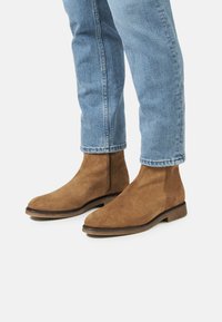 FRED MARTIN COLLECTION SOTOGRANDE - Botines - camel suede