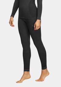 Czarne legginsy termiczne o prążkowanej fakturze, dopasowanym kroju i elastycznym pasku w talii. Idealne do noszenia na cebulkę lub na aktywności na świeżym powietrzu.