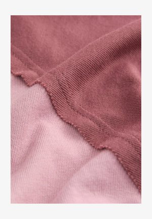 Échantillons de tissu en rose doux et rose poussiéreux avec une texture en maille fine. Les coutures et les bords visibles montrent de légers détails d'effilochage.