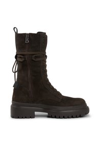 Tmavě hnědé semišové bojové boty s bočním zipem, šněrováním v přední části, silnou podrážkou s drážkami a obtočeným pásem kolem kotníku.