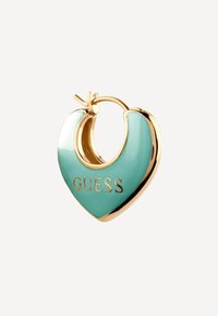 Türkisfarbene, herzförmige Creole mit goldfarbenen Akzenten; zeigt ein eingraviertes "GUESS"-Logo und hat eine glatte, glänzende Oberfläche.