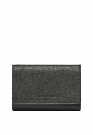 Cartera de cuero negro texturizado con cierre de solapa y nombre de la marca en relieve sutil en el centro frontal.