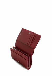 Portefeuille en cuir rouge avec une finition texturée, comportant plusieurs fentes pour cartes, un compartiment zippé et une fermeture à pression.
