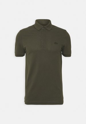 Polo vert foncé à manches courtes avec un col, une patte à deux boutons et un petit logo brodé sur la poitrine gauche.